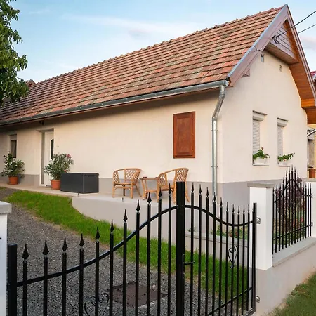 شقة Nagydombi Vendeghaz *