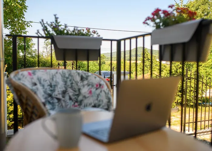 Nagydombi Vendeghaz Marianosztra