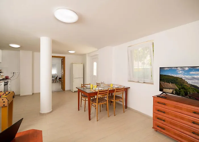 شقة Nagydombi Vendeghaz *